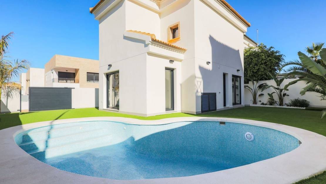 3 soveværelse Villa til salg i Campoamor med swimmingpool - € 590.000 (Ref: 9611975)