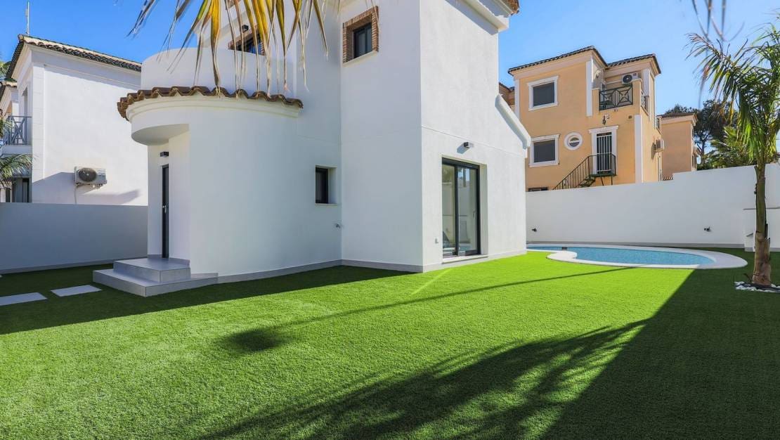 3 soveværelse Villa til salg i Campoamor med swimmingpool - € 590.000 (Ref: 9611975)