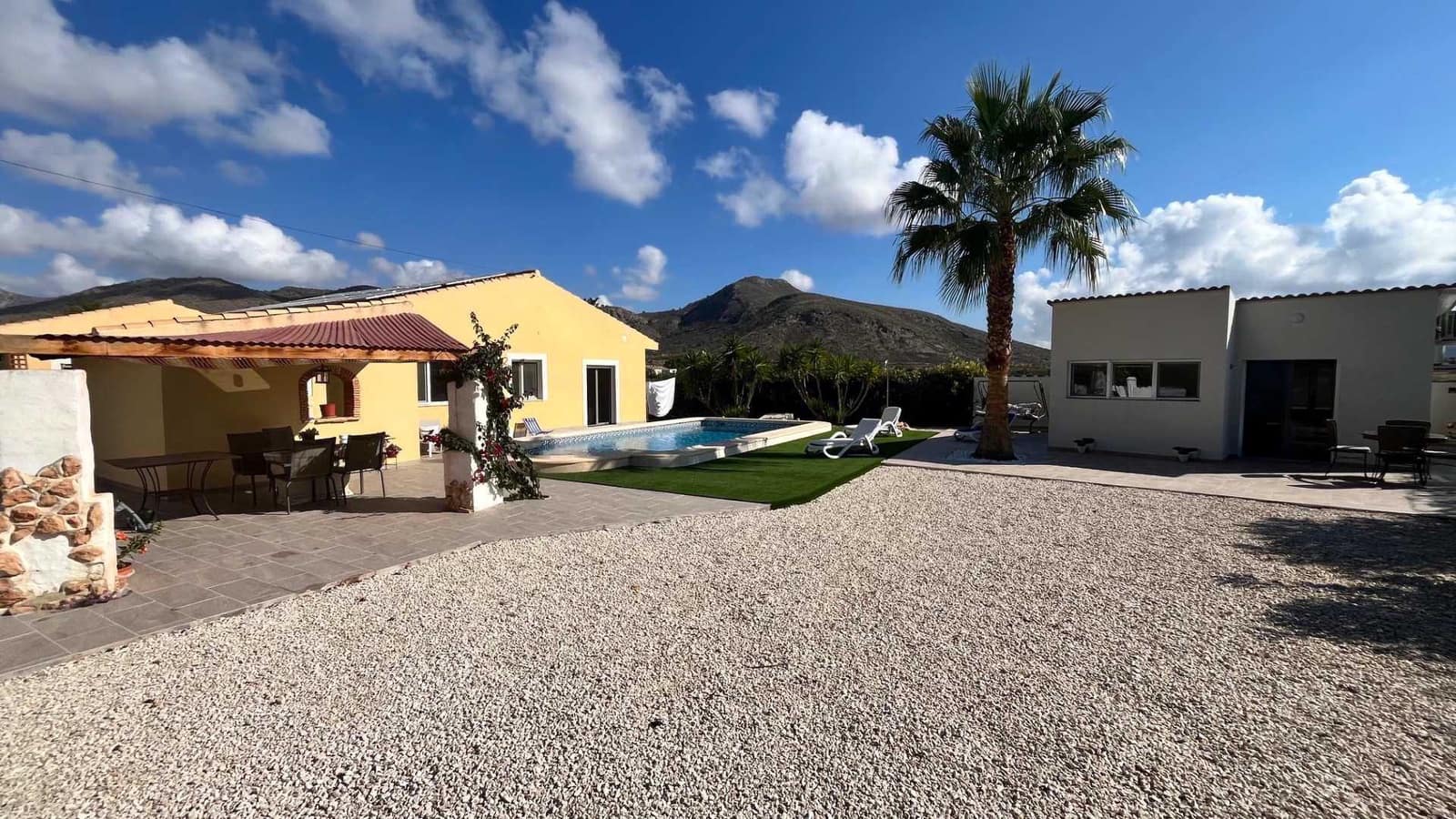 4 bedroom Villa for sale in Barbarroja with pool garage - € 480,000 (Ref: 9329509)
