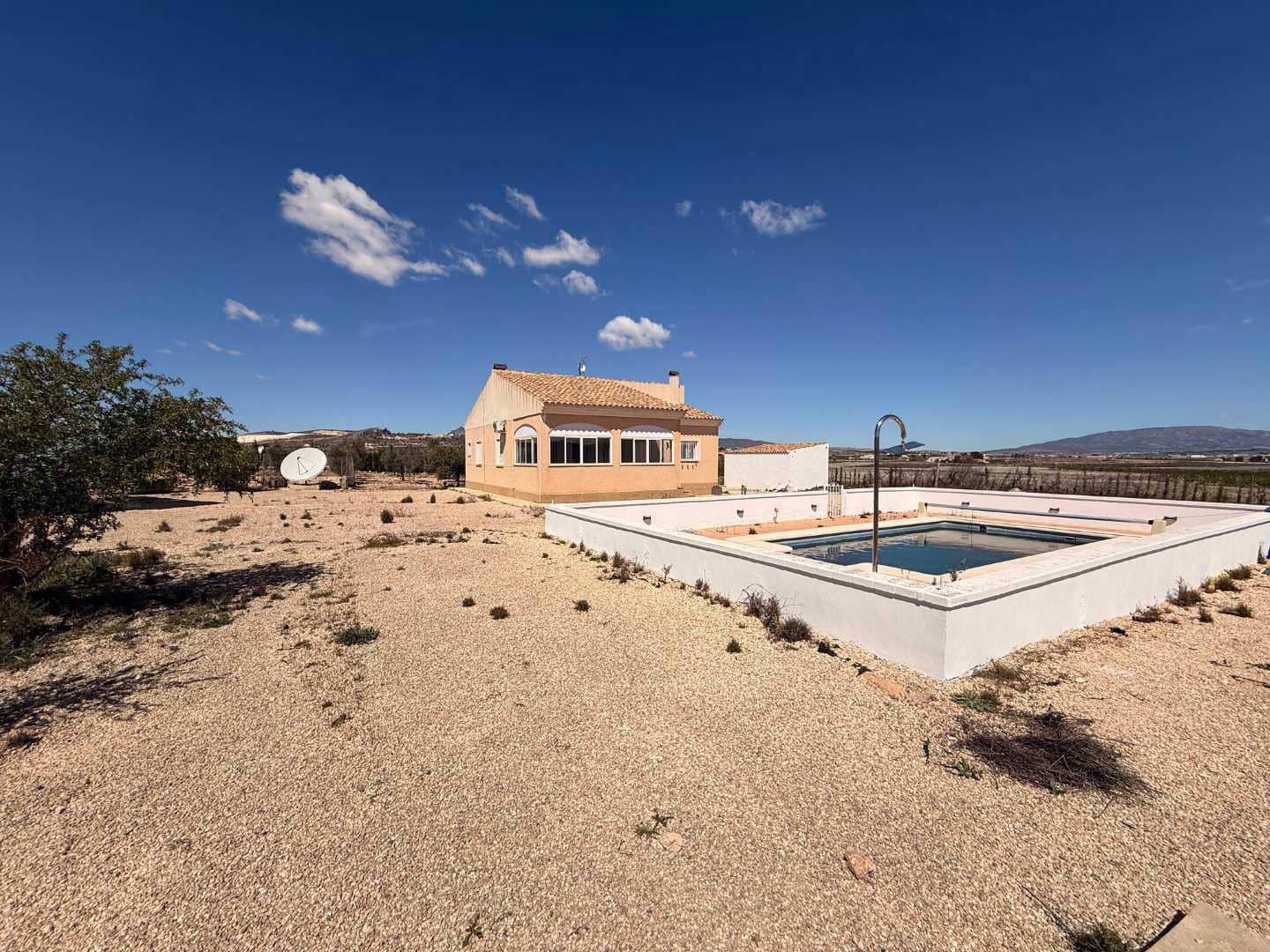 3 bedroom Villa for sale in Pinoso with pool - € 350,000 (Ref: 9749213)