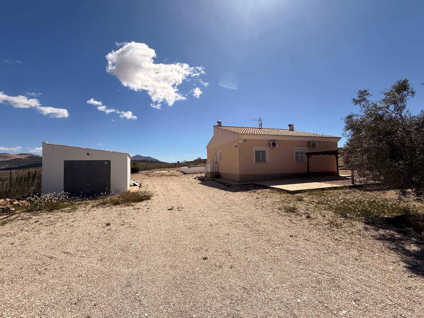 3 bedroom Villa for sale in Pinoso with pool - € 350,000 (Ref: 9749213)