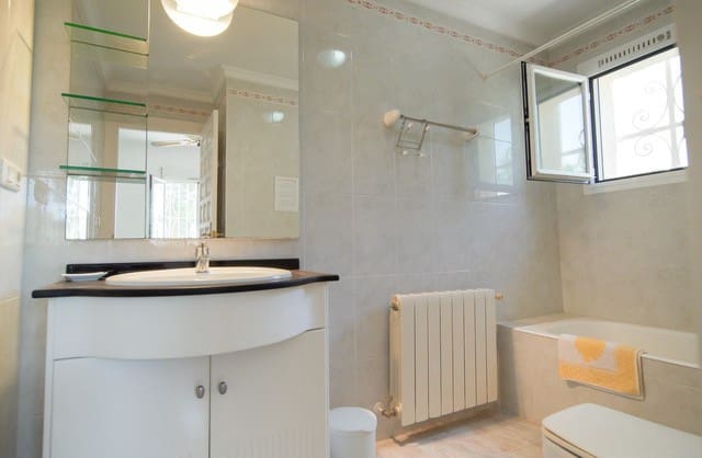 Villa/Maison de 4 chambres à louer à Javea / Xabia avec piscine garage - 1 800 € (Ref: 10073313)