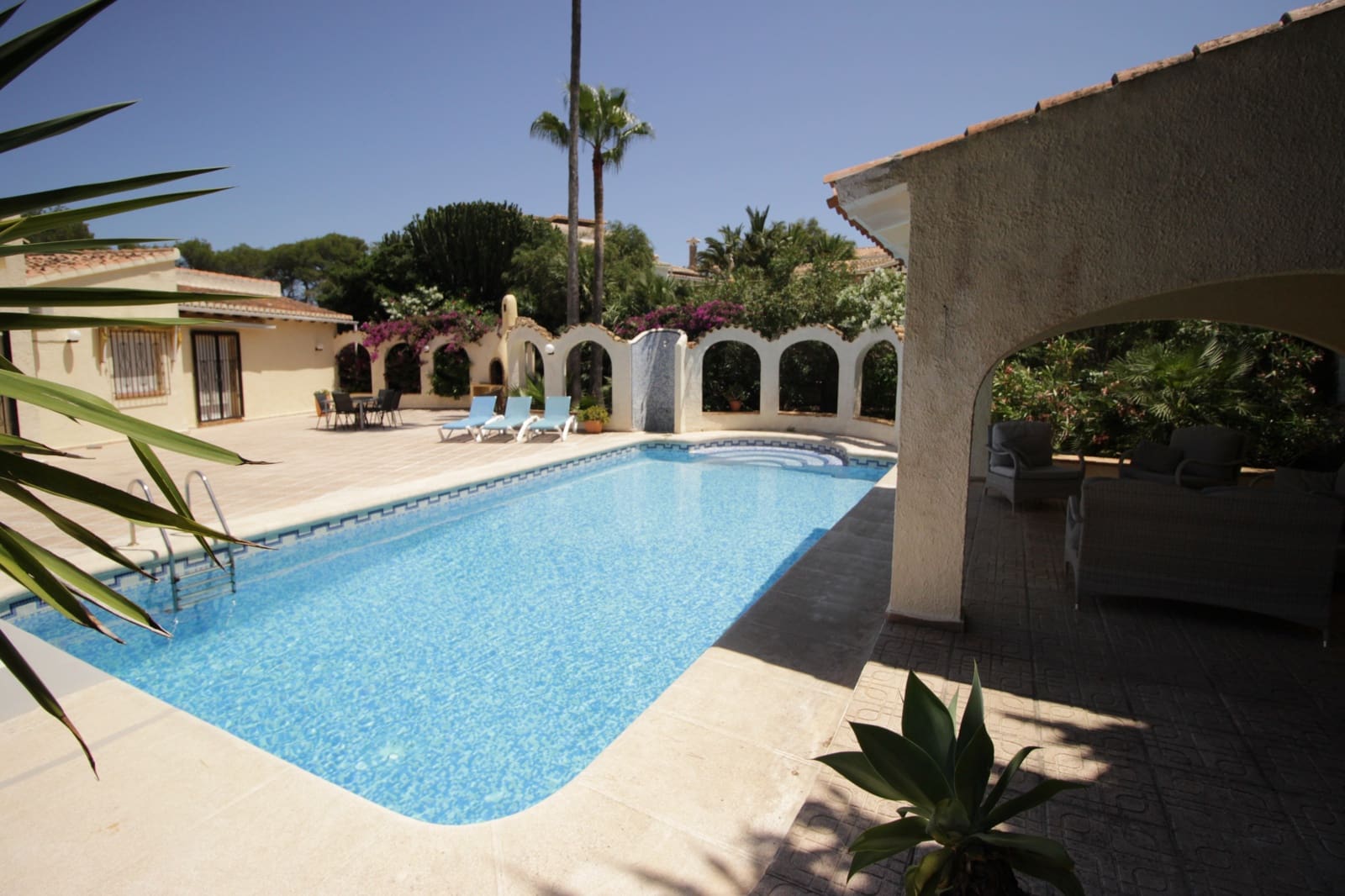 Villa/Maison de 4 chambres à louer à Javea / Xabia avec piscine garage - 1 800 € (Ref: 10073313)