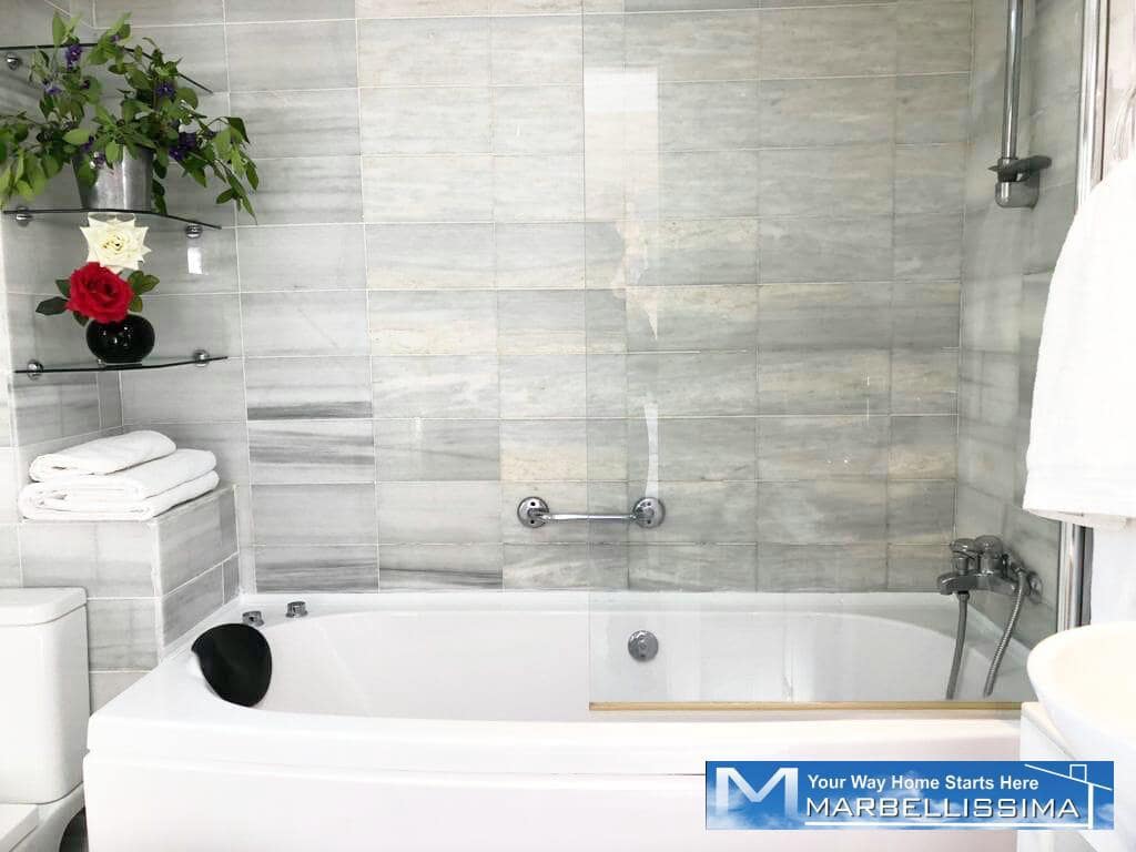 3 soveværelse Strandlejlighed til leje i Puerto Banus med swimmingpool garage - € 3.200 (Ref: 9759610)