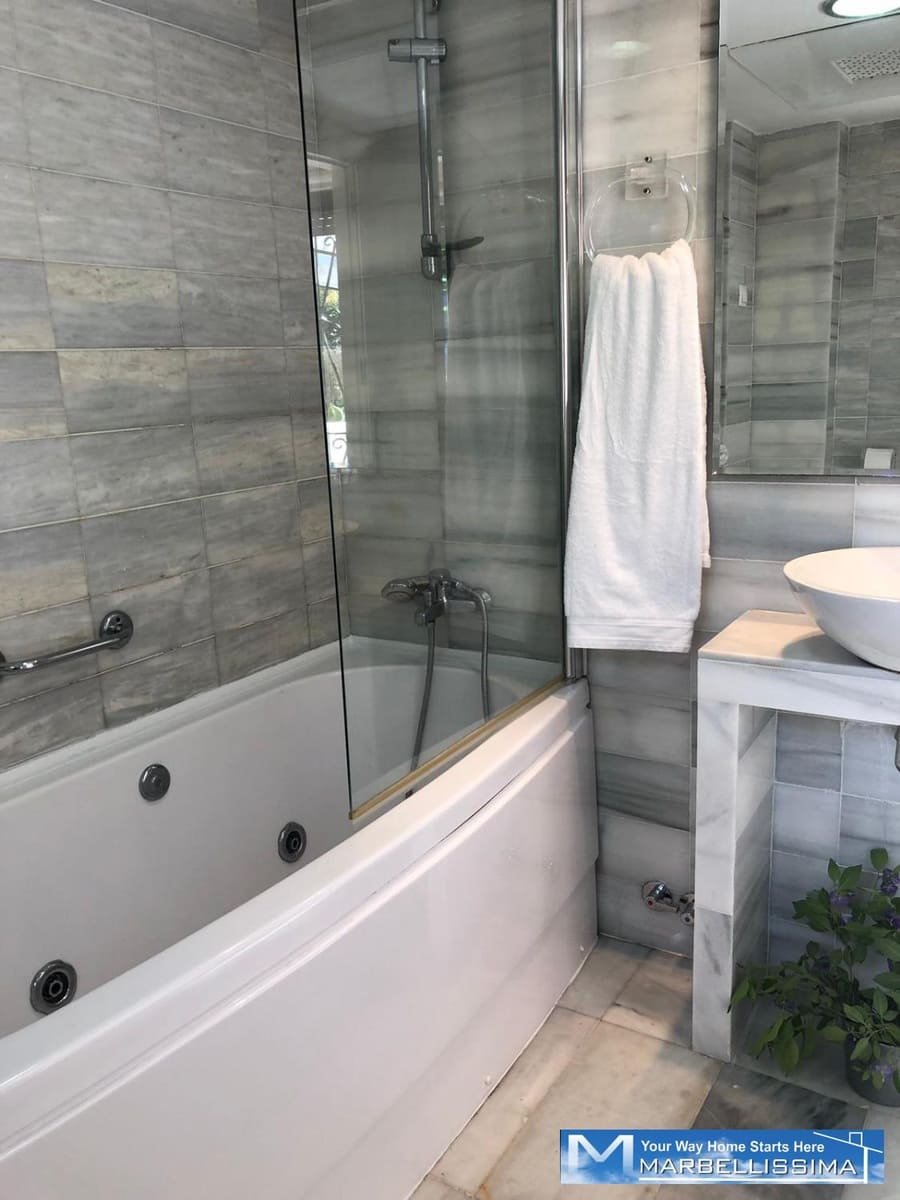 3 soveværelse Strandlejlighed til leje i Puerto Banus med swimmingpool garage - € 3.200 (Ref: 9759610)