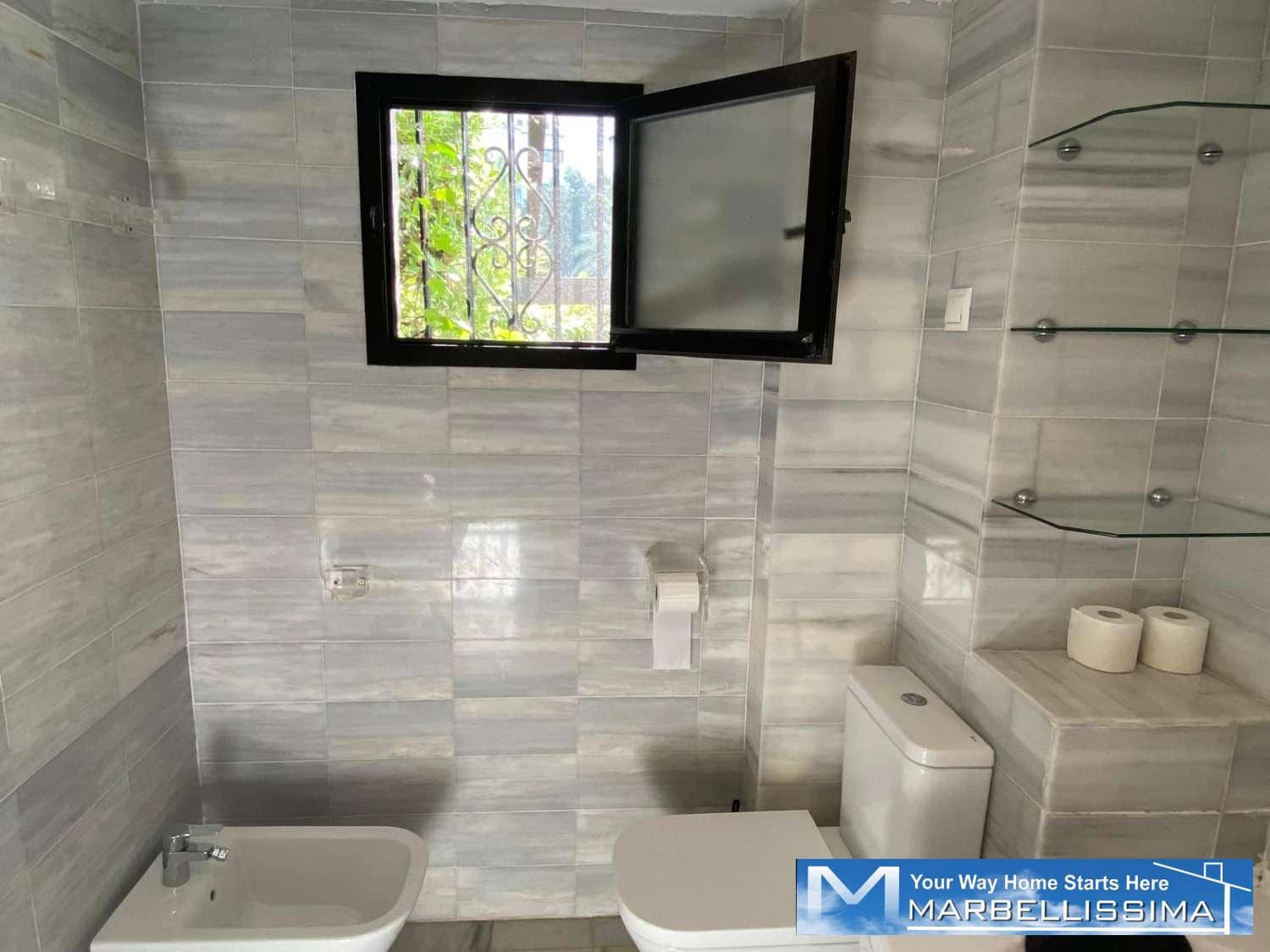 3 soveværelse Strandlejlighed til leje i Puerto Banus med swimmingpool garage - € 3.200 (Ref: 9759610)