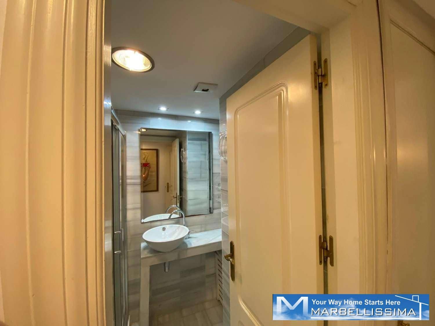 3 soveværelse Strandlejlighed til leje i Puerto Banus med swimmingpool garage - € 3.200 (Ref: 9759610)