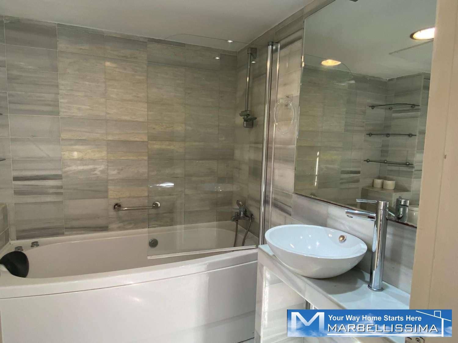 3 soveværelse Strandlejlighed til leje i Puerto Banus med swimmingpool garage - € 3.200 (Ref: 9759610)