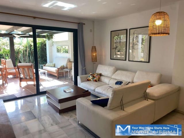 3 soveværelse Strandlejlighed til leje i Puerto Banus, Marbella med swimmingpool garage - € 3.200 (Ref: 9759610)