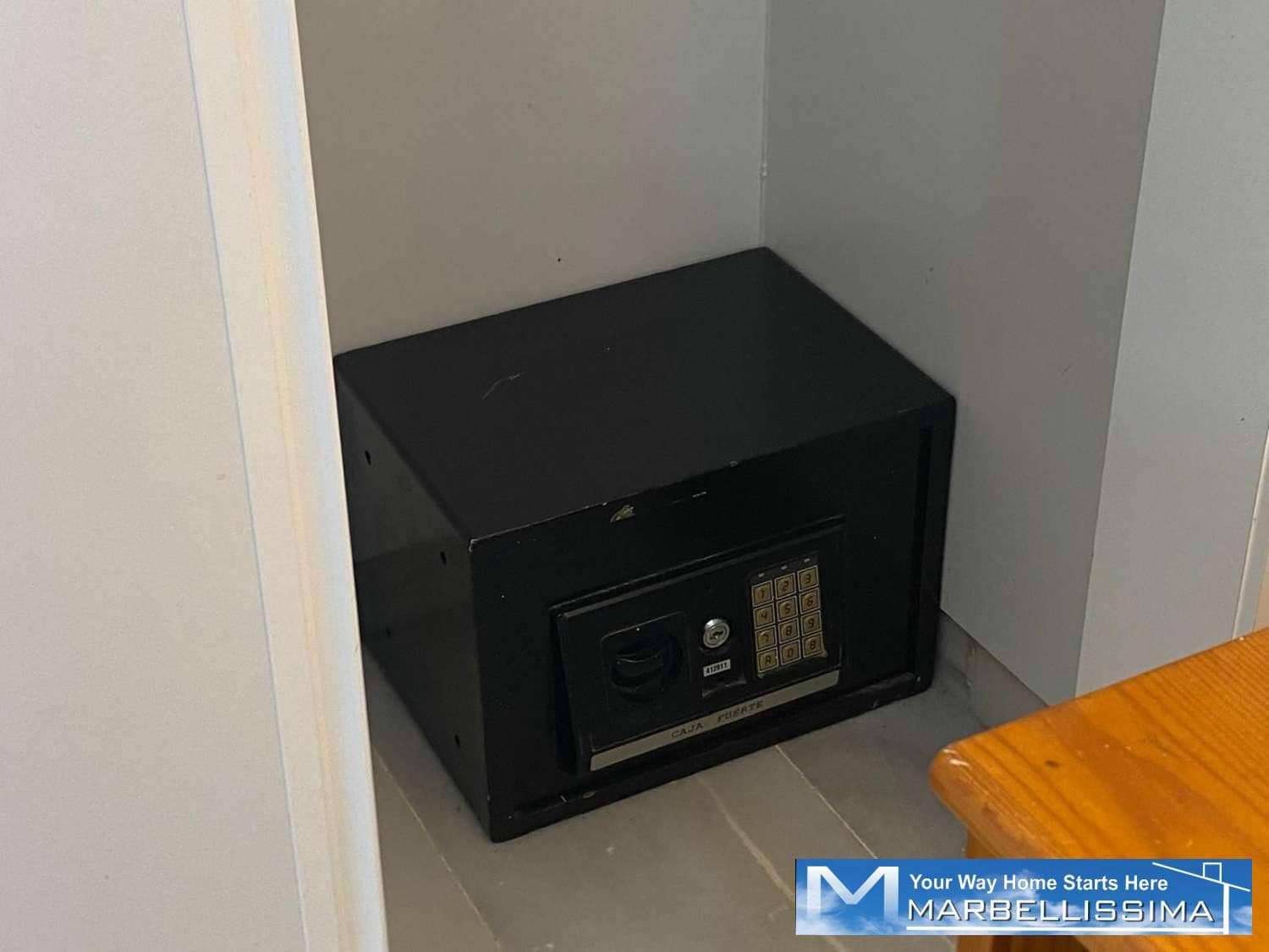 3 soveværelse Strandlejlighed til leje i Puerto Banus med swimmingpool garage - € 3.200 (Ref: 9759610)