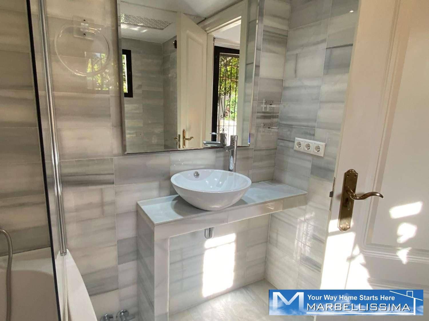 3 soveværelse Strandlejlighed til leje i Puerto Banus med swimmingpool garage - € 3.200 (Ref: 9759610)