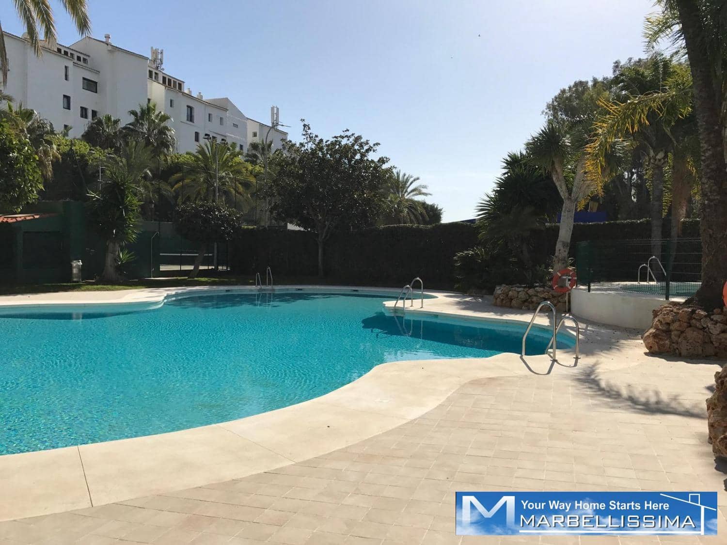 3 soveværelse Strandlejlighed til leje i Puerto Banus med swimmingpool garage - € 3.200 (Ref: 9759610)