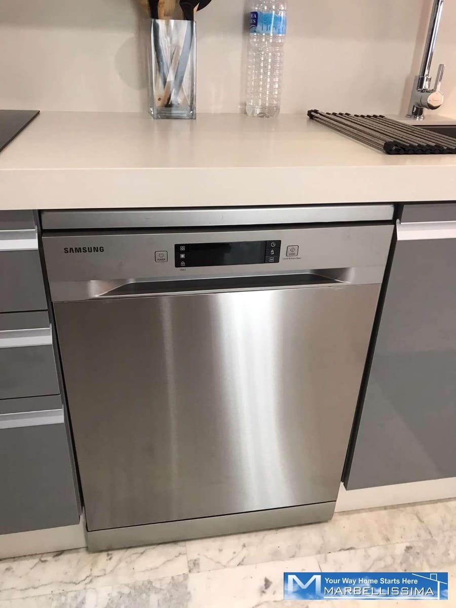 3 quarto Apartamento de Praia para arrendamento para férias em Puerto Banus com piscina Garagem - 4 200 € (Ref: 9759620)