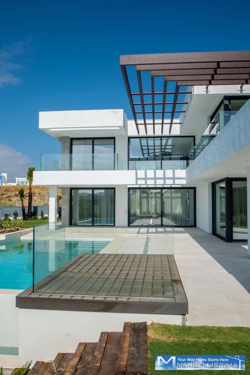 4 sovrum Villa till salu i Estepona med pool - 1 340 000 € (Ref: 9759631)