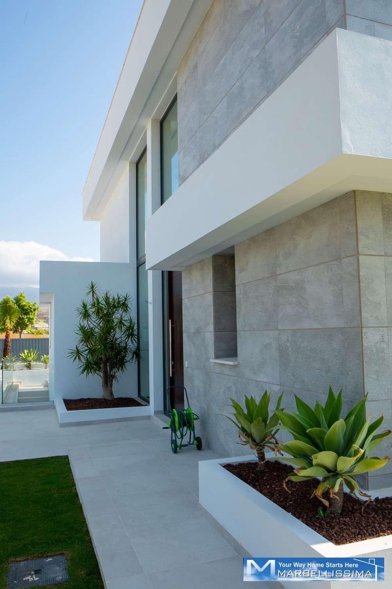 4 sovrum Villa till salu i Estepona med pool - 1 340 000 € (Ref: 9759631)