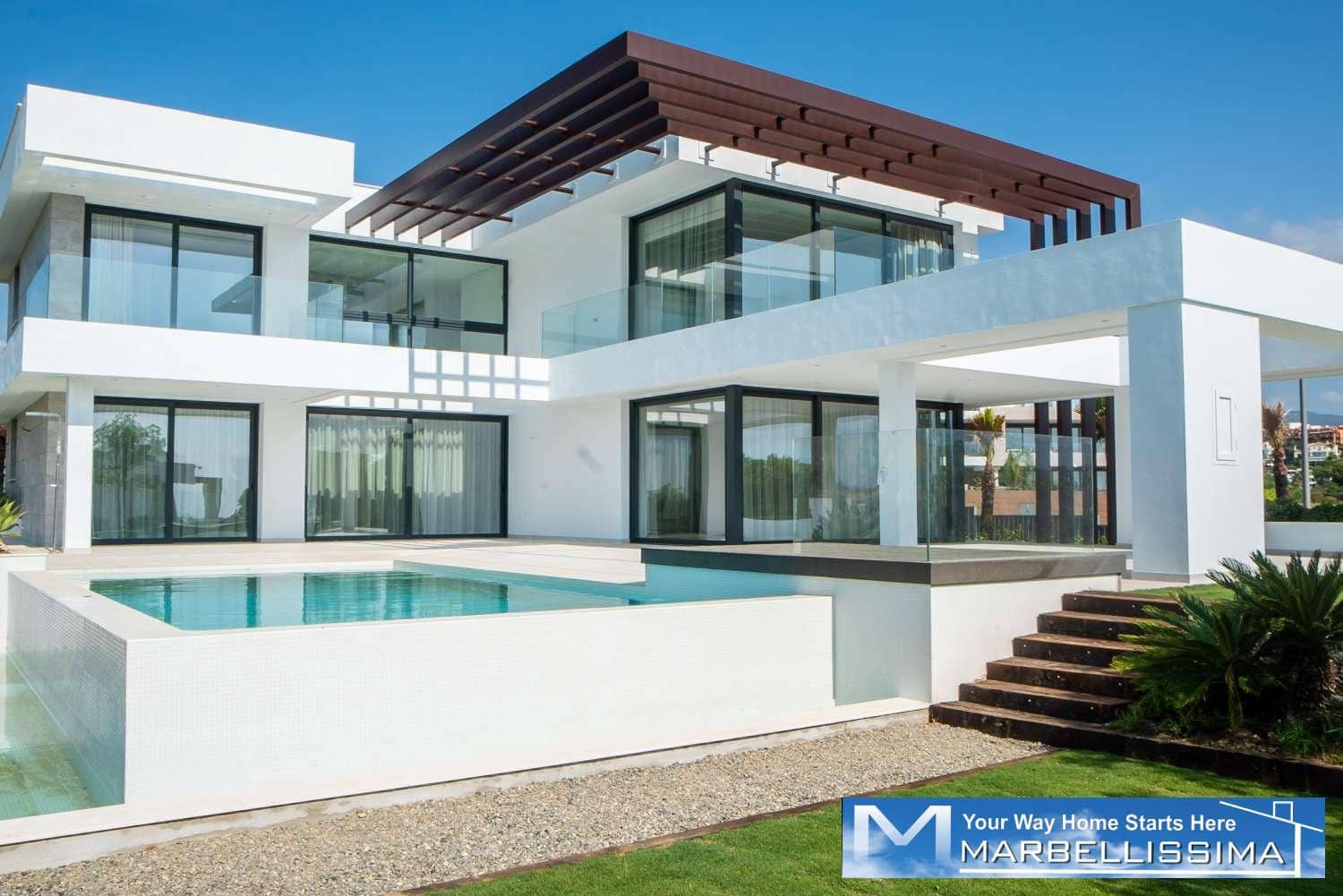 4 sovrum Villa till salu i Estepona med pool - 1 340 000 € (Ref: 9759631)