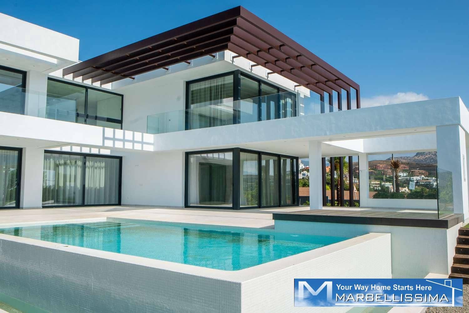 4 sovrum Villa till salu i Estepona med pool - 1 340 000 € (Ref: 9759631)