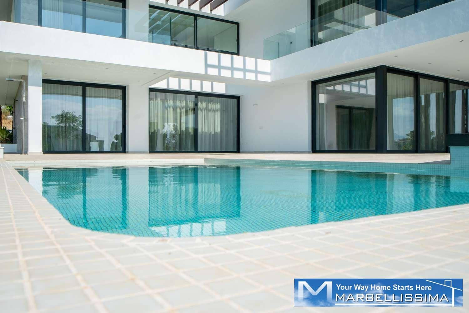 4 sovrum Villa till salu i Estepona med pool - 1 340 000 € (Ref: 9759631)