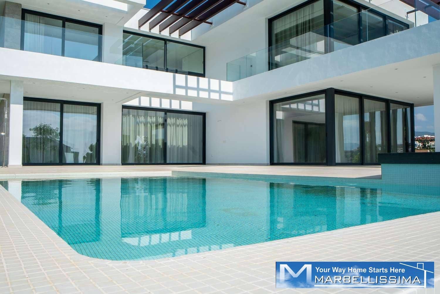4 sovrum Villa till salu i Estepona med pool - 1 340 000 € (Ref: 9759631)