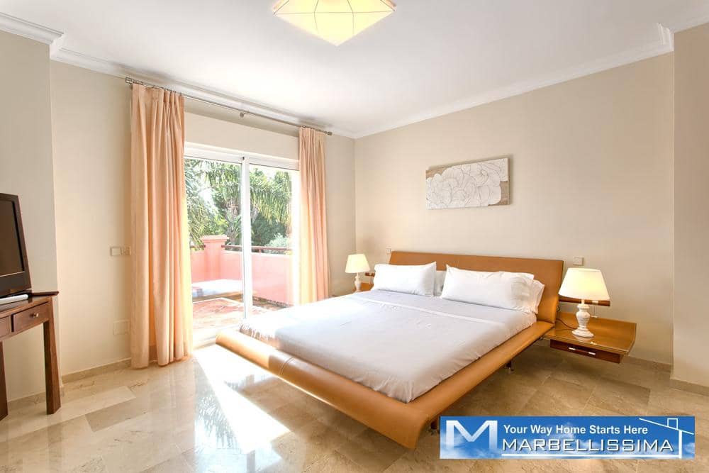6 bedroom Villa for holiday rental in Marbella with pool - € 8,400 (Ref: 9759632)