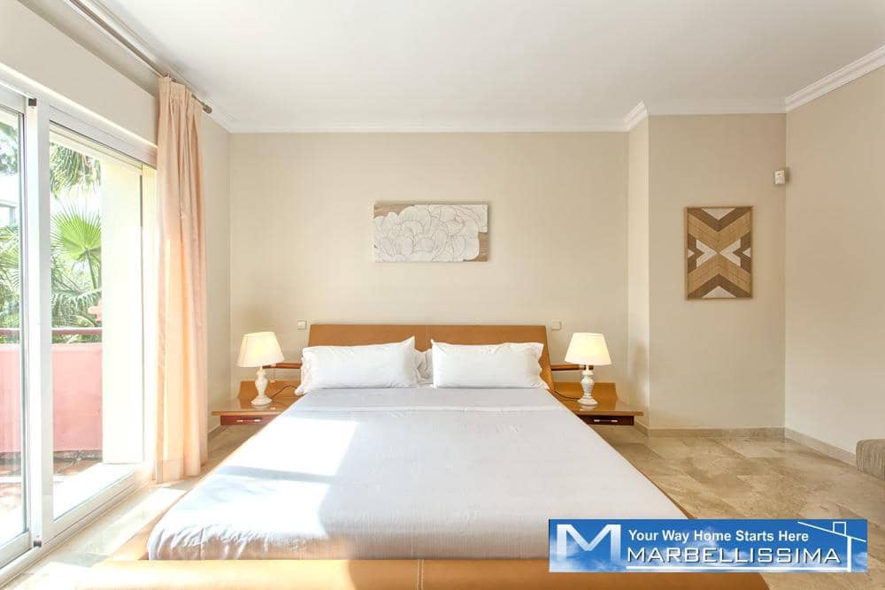 6 bedroom Villa for holiday rental in Marbella with pool - € 8,400 (Ref: 9759632)