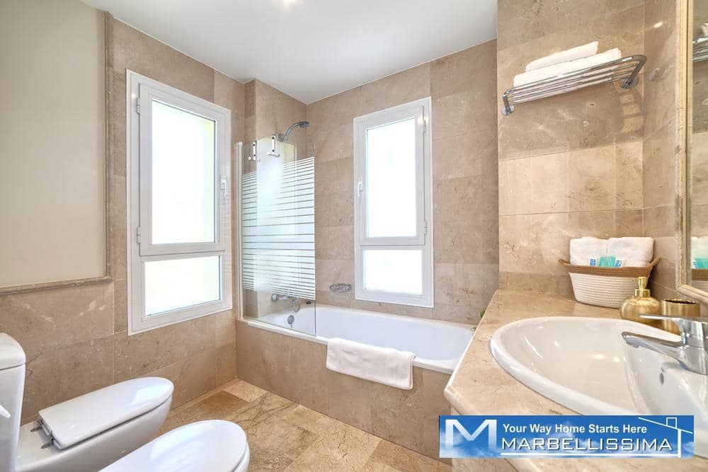 6 bedroom Villa for holiday rental in Marbella with pool - € 8,400 (Ref: 9759632)