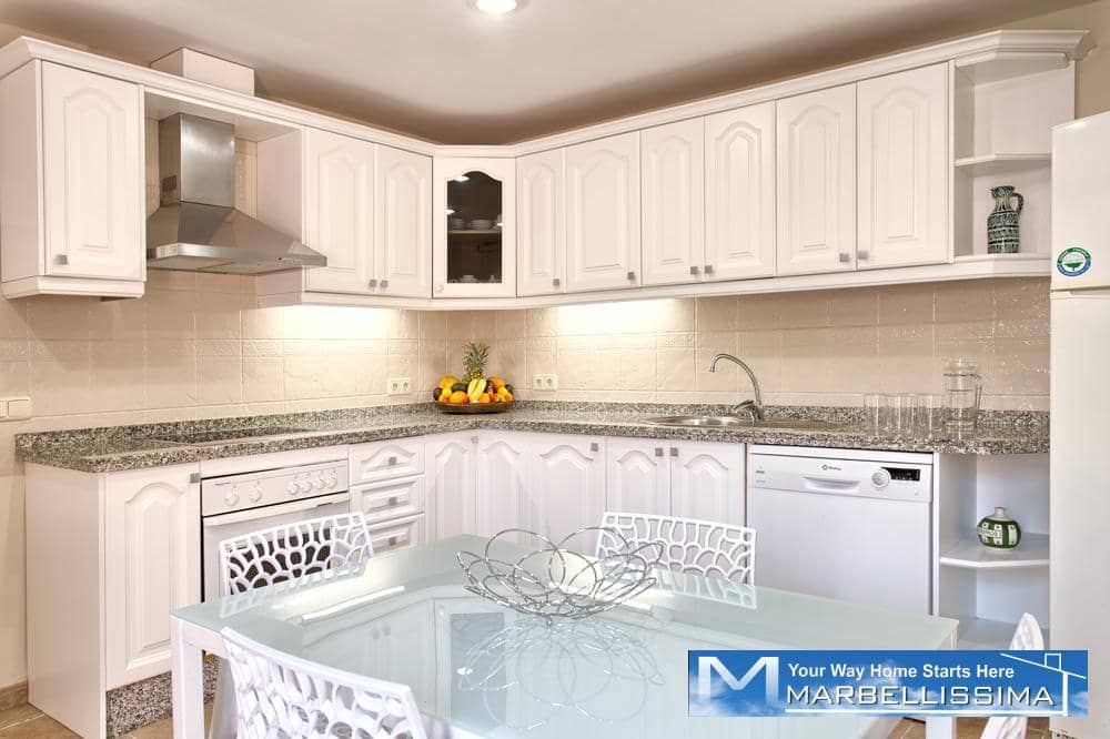 6 bedroom Villa for holiday rental in Marbella with pool - € 8,400 (Ref: 9759632)