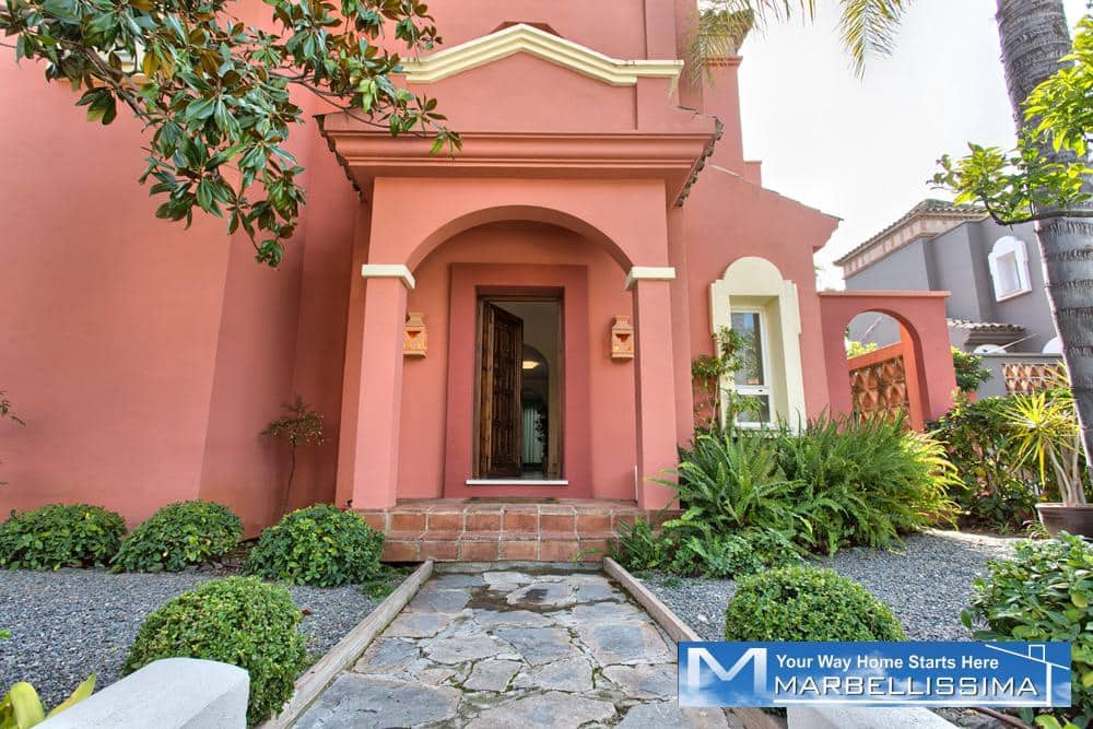 6 bedroom Villa for holiday rental in Marbella with pool - € 8,400 (Ref: 9759632)