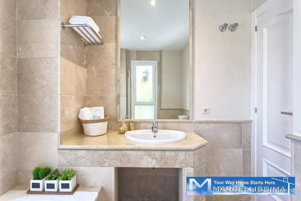 6 bedroom Villa for holiday rental in Marbella with pool - € 8,400 (Ref: 9759632)