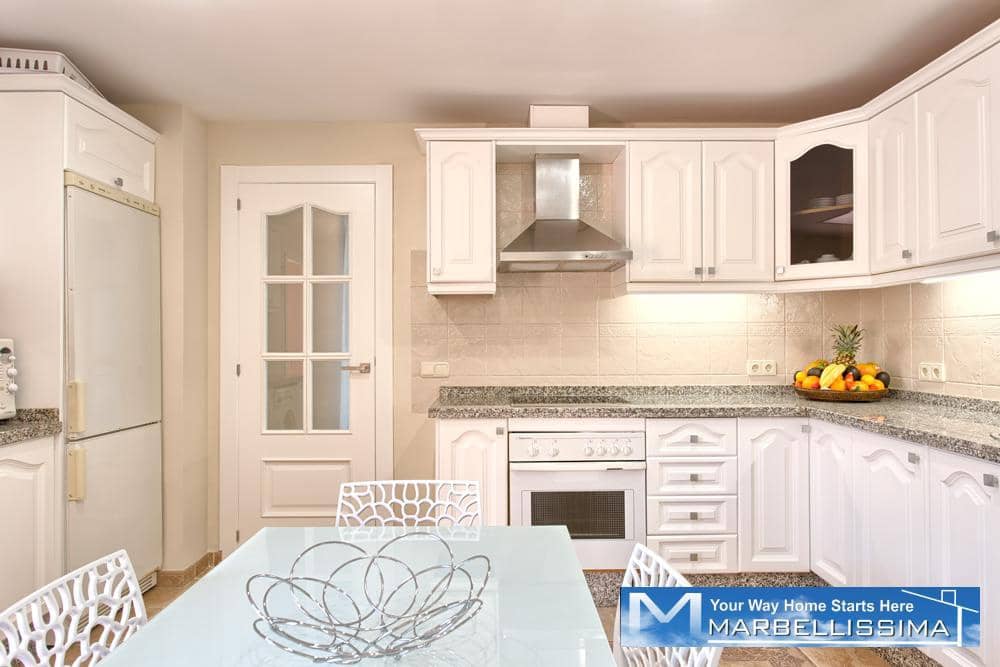 6 bedroom Villa for holiday rental in Marbella with pool - € 8,400 (Ref: 9759632)