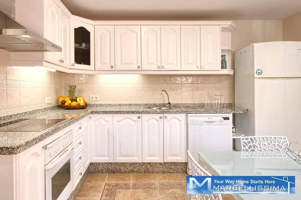 6 bedroom Villa for holiday rental in Marbella with pool - € 8,400 (Ref: 9759632)