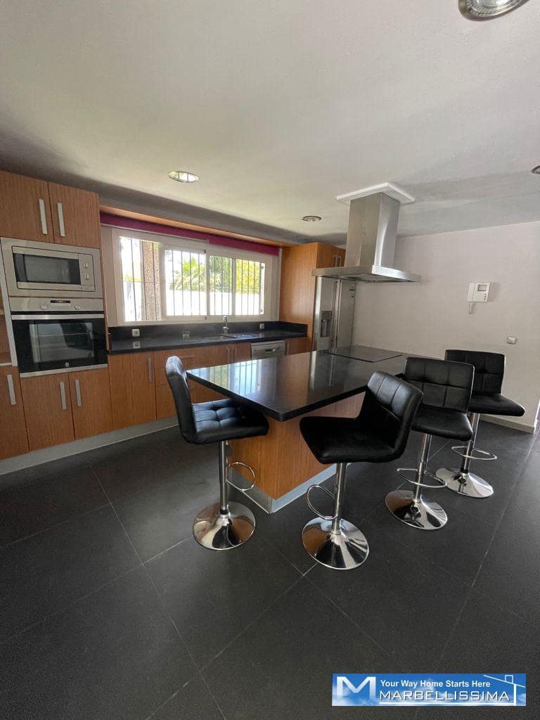 3 bedroom Villa for rent in Marbella with pool garage - € 3,500 (Ref: 9761673)