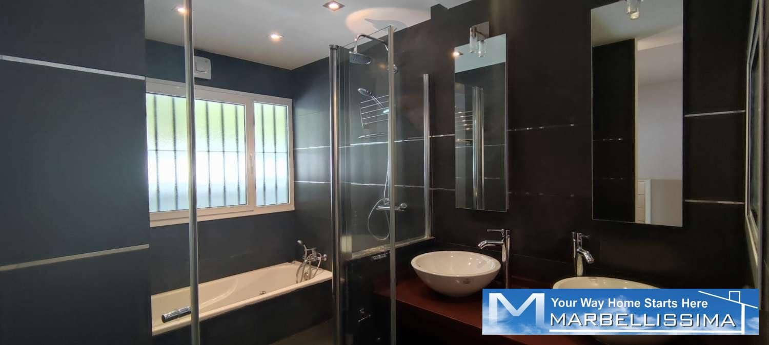 3 bedroom Villa for rent in Marbella with pool garage - € 3,500 (Ref: 9761673)