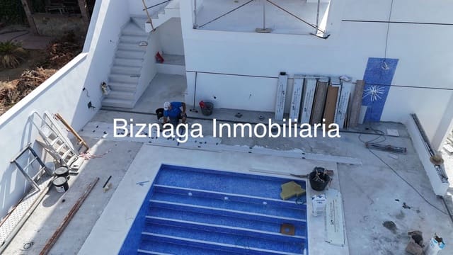 3 sypialnia Willa na sprzedaż w Torrox Park, Torrox z basenem garażem - 750 000 € (Ref: 9340036)