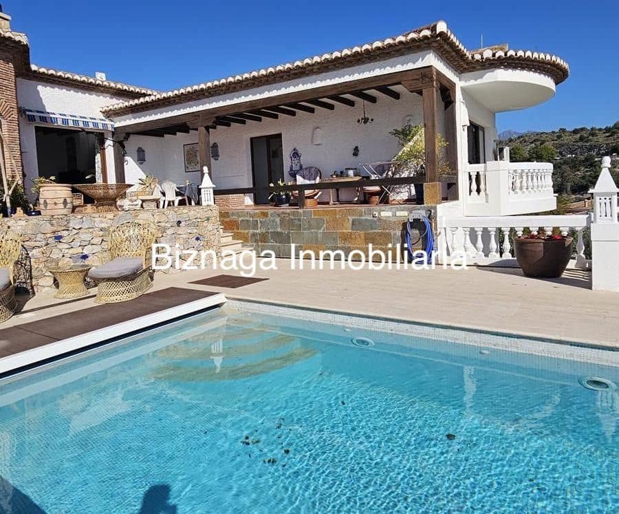 Chalet de 5 habitaciones en La Herradura en venta con piscina garaje - 1.180.000 € (Ref: 9340037)