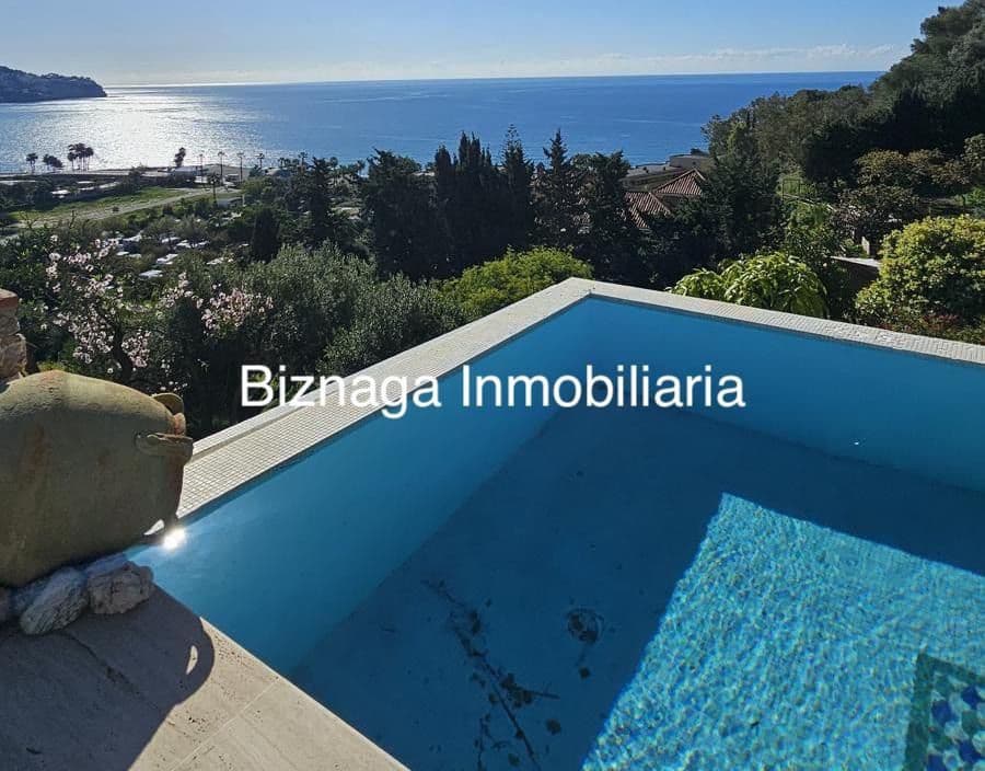 Chalet de 5 habitaciones en La Herradura en venta con piscina garaje - 1.180.000 € (Ref: 9340037)