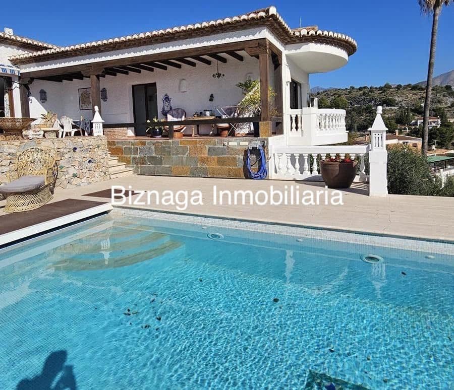 Chalet de 5 habitaciones en La Herradura en venta con piscina garaje - 1.180.000 € (Ref: 9340037)