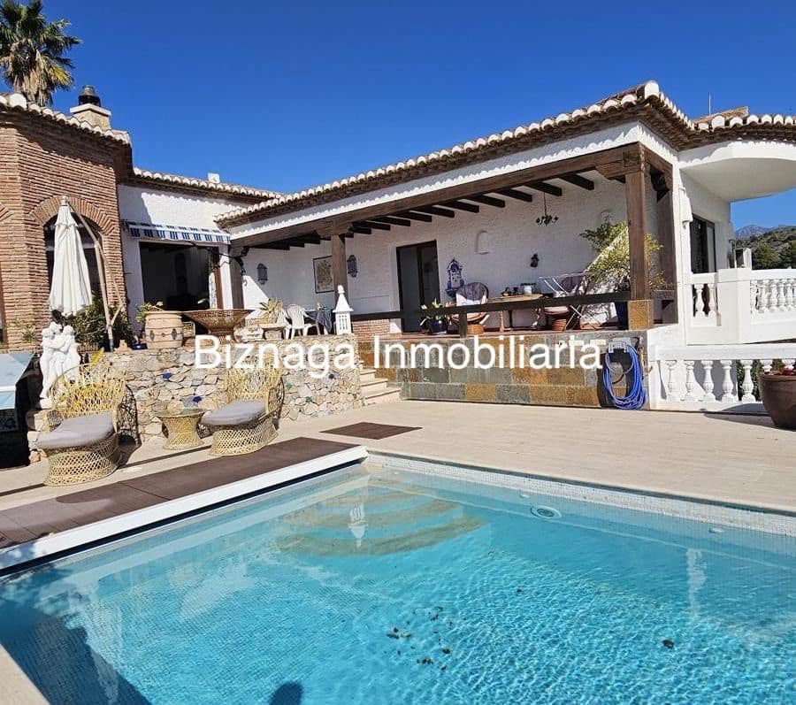 Chalet de 5 habitaciones en La Herradura en venta con piscina garaje - 1.180.000 € (Ref: 9340037)