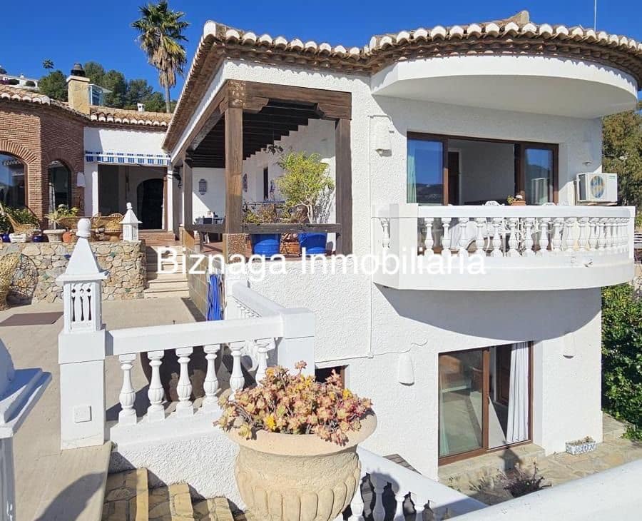 Chalet de 5 habitaciones en La Herradura en venta con piscina garaje - 1.180.000 € (Ref: 9340037)