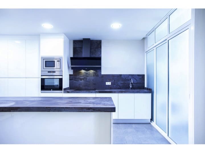 4 slaapkamer Flat te huur in Malaga stad met garage - € 3.300 (Ref: 9882216)