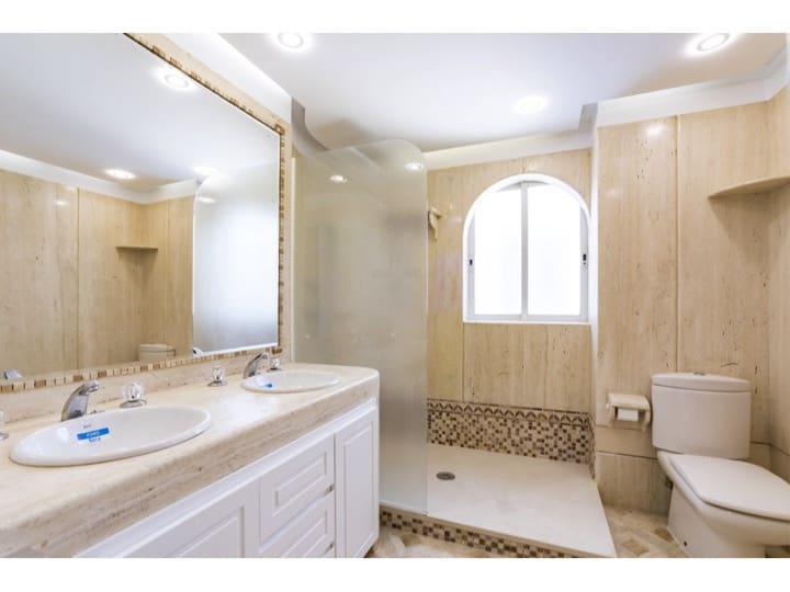 4 slaapkamer Flat te huur in Malaga stad met garage - € 3.300 (Ref: 9882216)