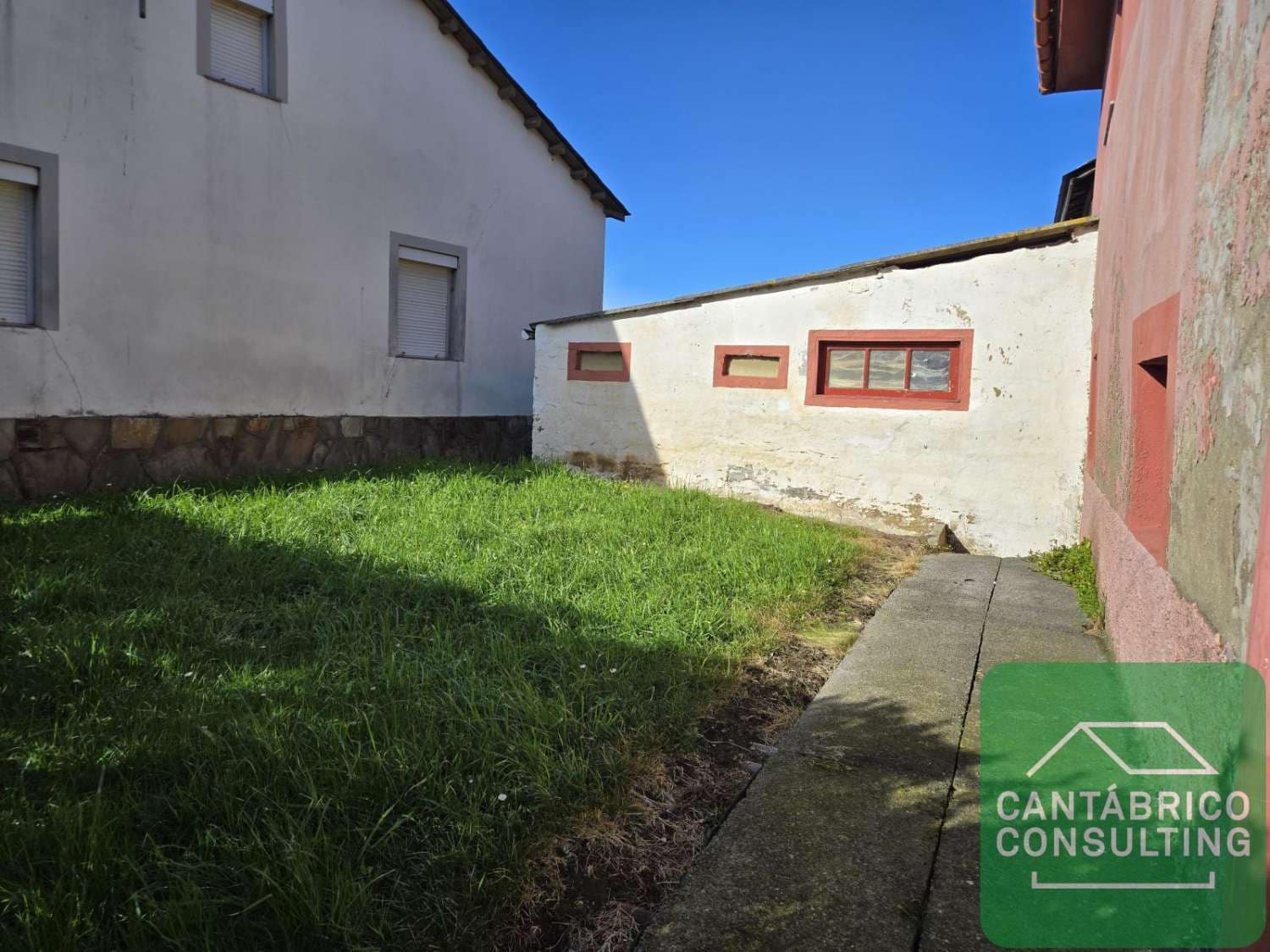 5 soveværelse Byhus til salg i Navia - € 276.000 (Ref: 8836319)