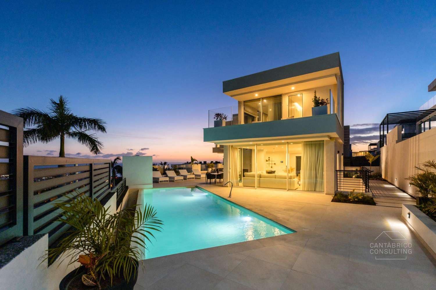 Villa til salgs i Costa Adeje med svømmebasseng - € 2 200 000 (Ref: 9003066)