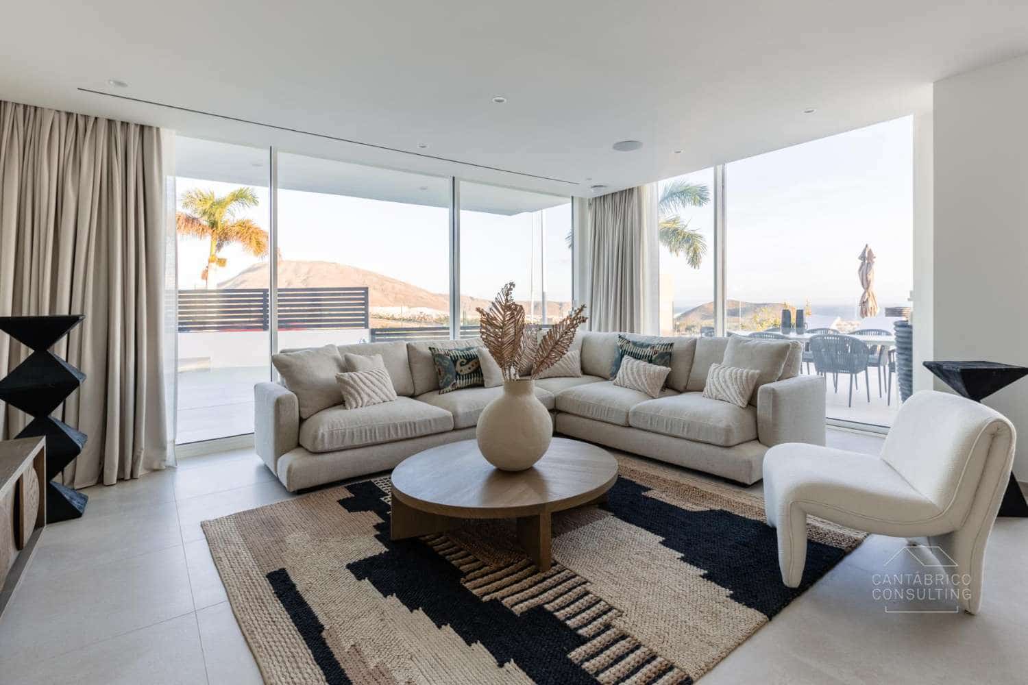 Villa til salgs i Costa Adeje med svømmebasseng - € 2 200 000 (Ref: 9003066)