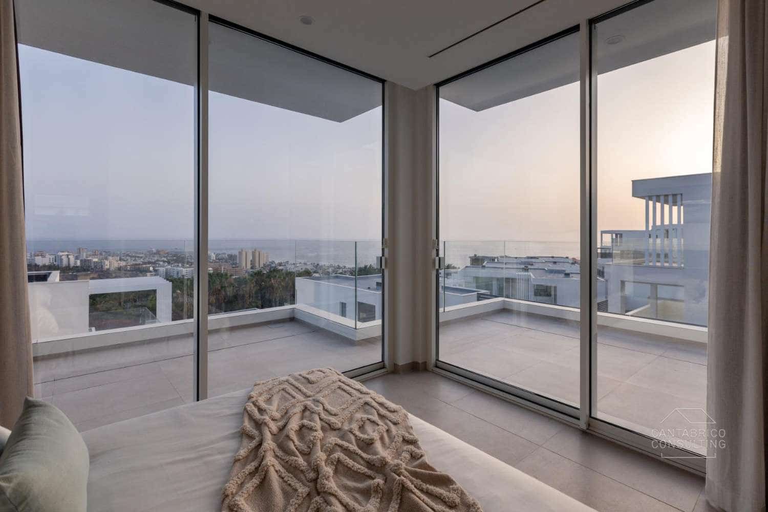 Villa til salgs i Costa Adeje med svømmebasseng - € 2 200 000 (Ref: 9003066)