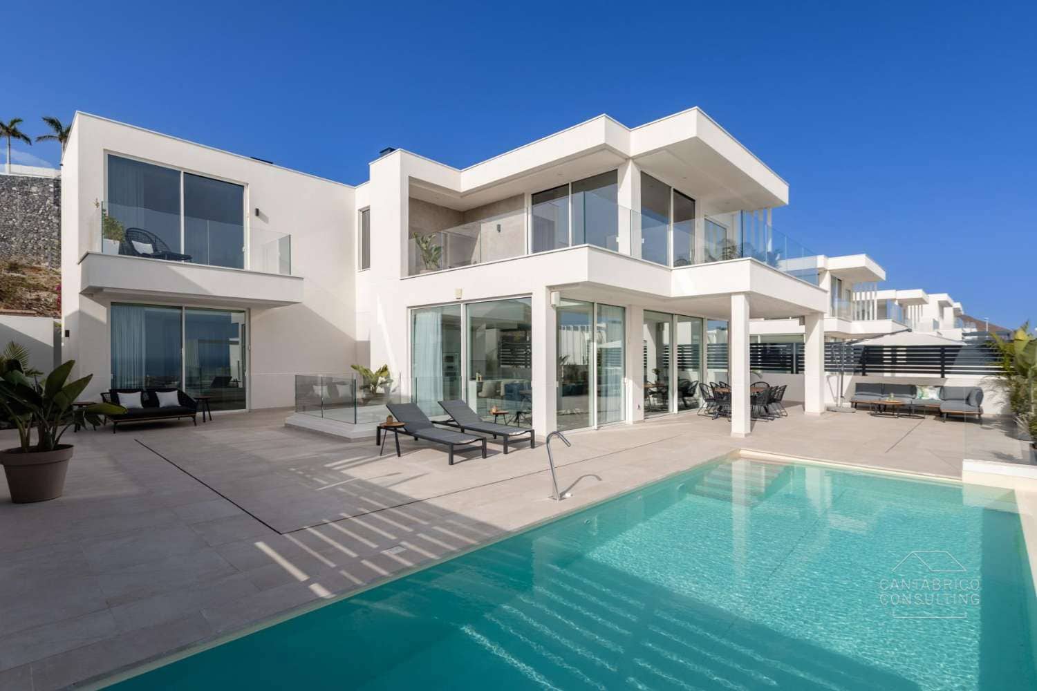 Villa til salgs i Costa Adeje med svømmebasseng - € 2 200 000 (Ref: 9003066)