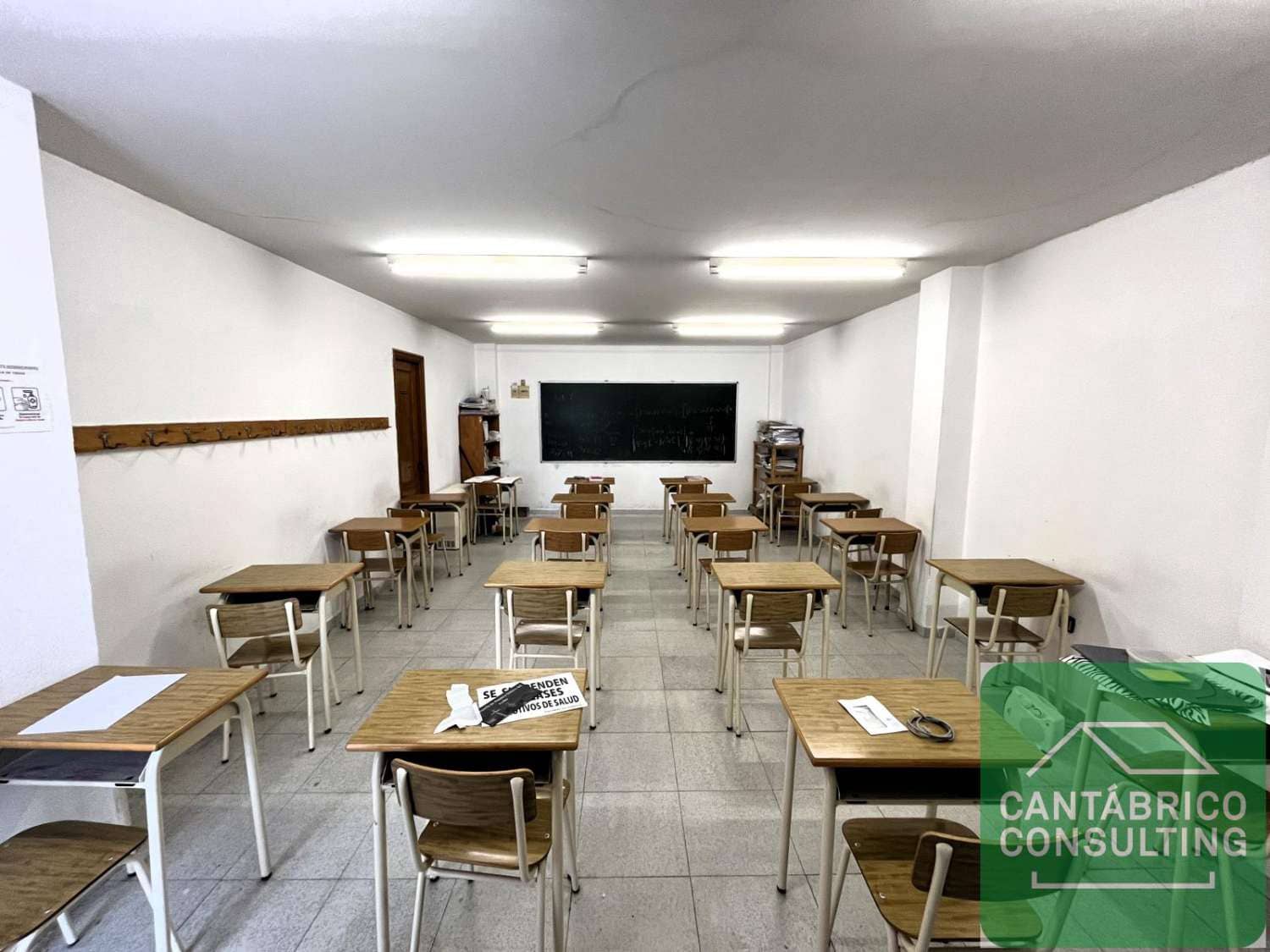 Erhverv til salg i Navia - € 200.000 (Ref: 9159269)