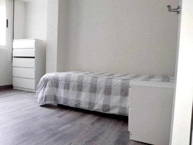 3 soveværelse Lejlighed til leje i Santander - € 900 (Ref: 10011155)