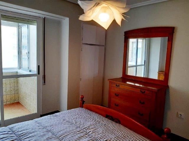 3 soveværelse Lejlighed til leje i Santander - € 900 (Ref: 10011155)