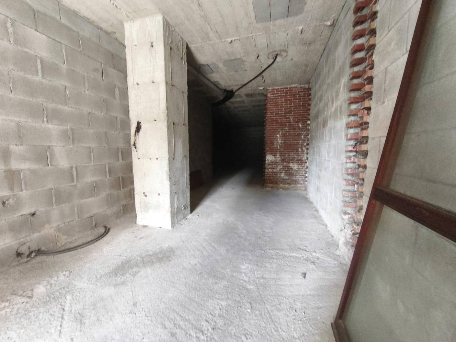 Commercial for sale in Santander - € 75,000 (Ref: 8089771)